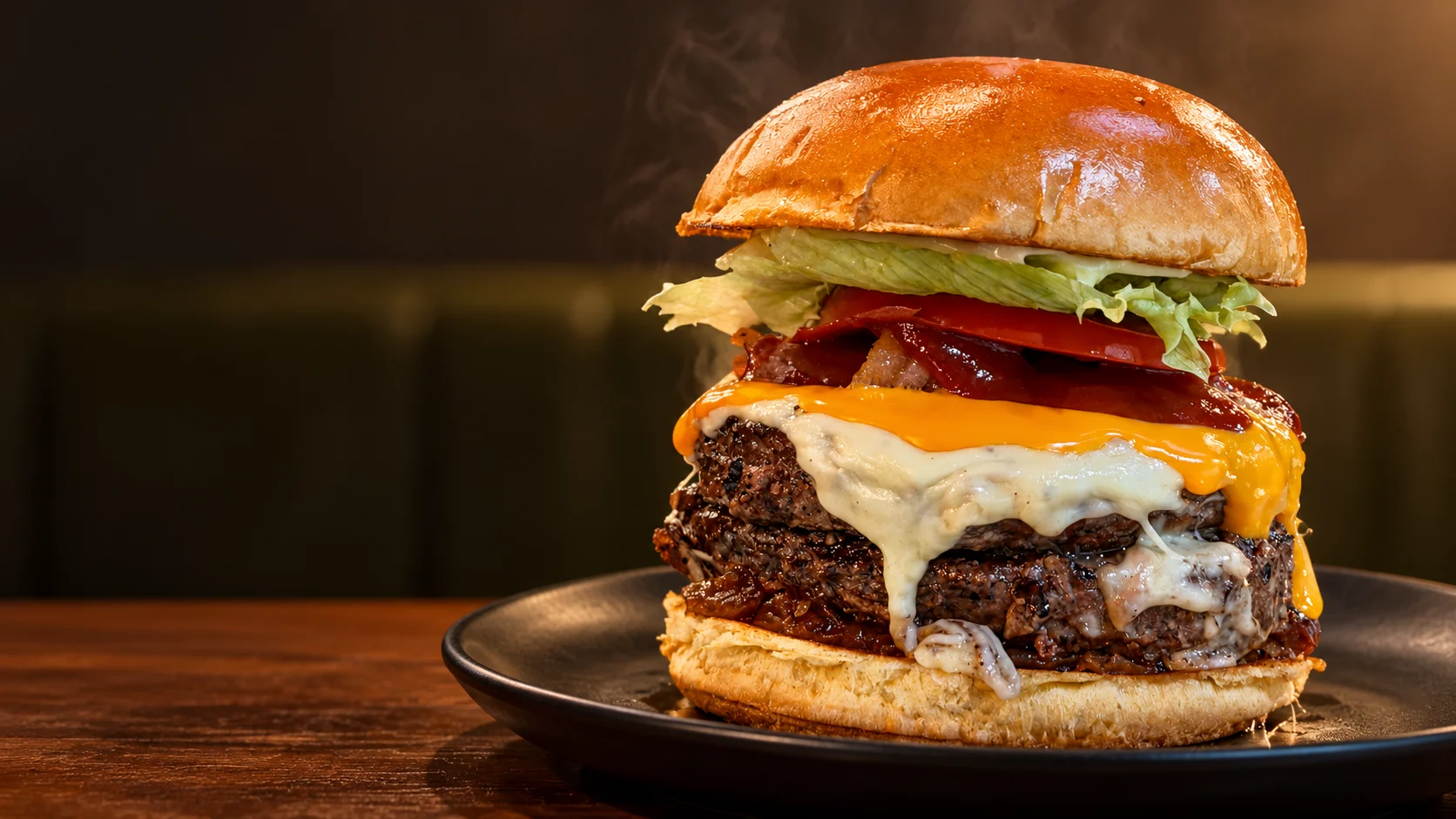Recriação ilustrativa do Santo Burguer, com dois hambúrgueres, muçarela, cheddar, bacon, alface e tomate